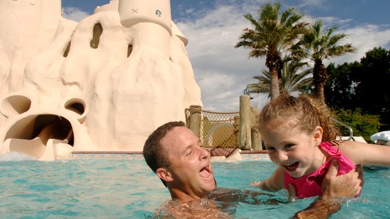 Piscina com tobogã aquático