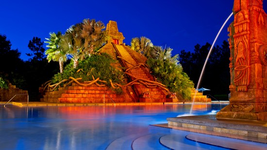 Piscina com tobogã aquático